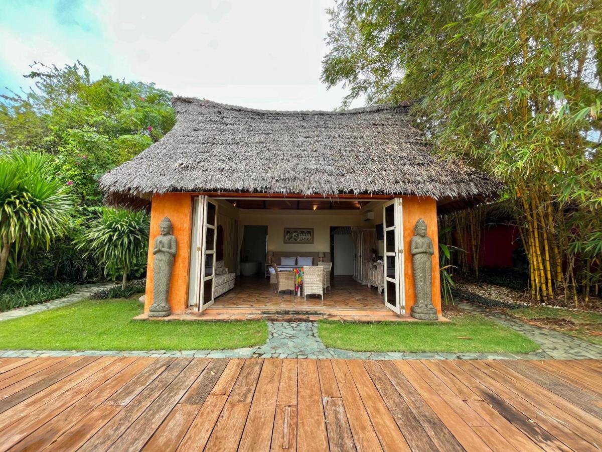 Coco Grove Beach Resort, Siquijor Island Екстер'єр фото A villa at the resort