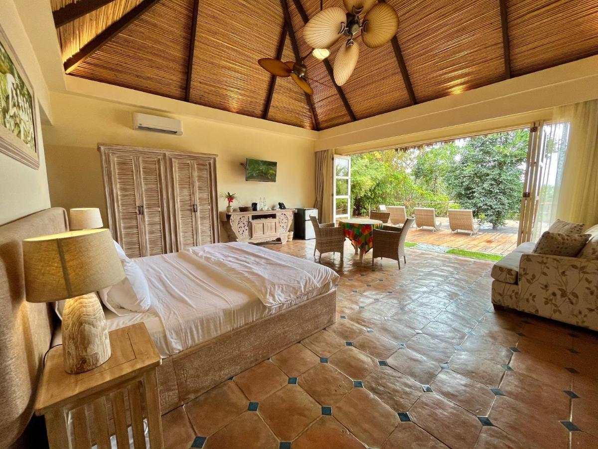 Coco Grove Beach Resort, Siquijor Island Екстер'єр фото A room at the hotel