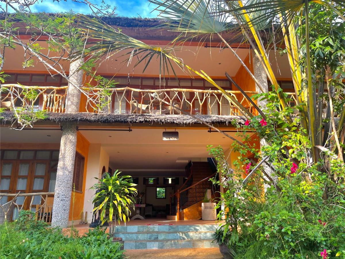 Coco Grove Beach Resort, Siquijor Island Екстер'єр фото The entrance to the hotel
