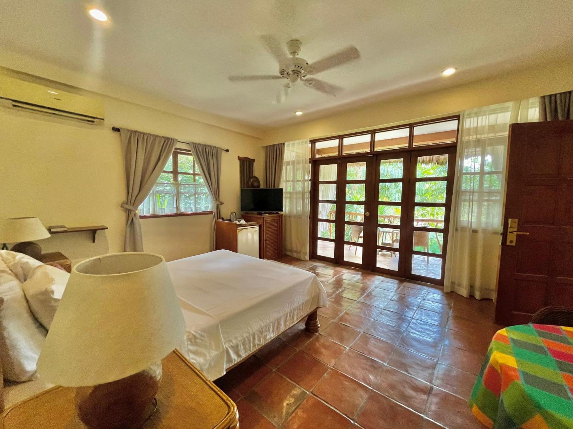 Coco Grove Beach Resort, Siquijor Island Екстер'єр фото A bedroom at the resort