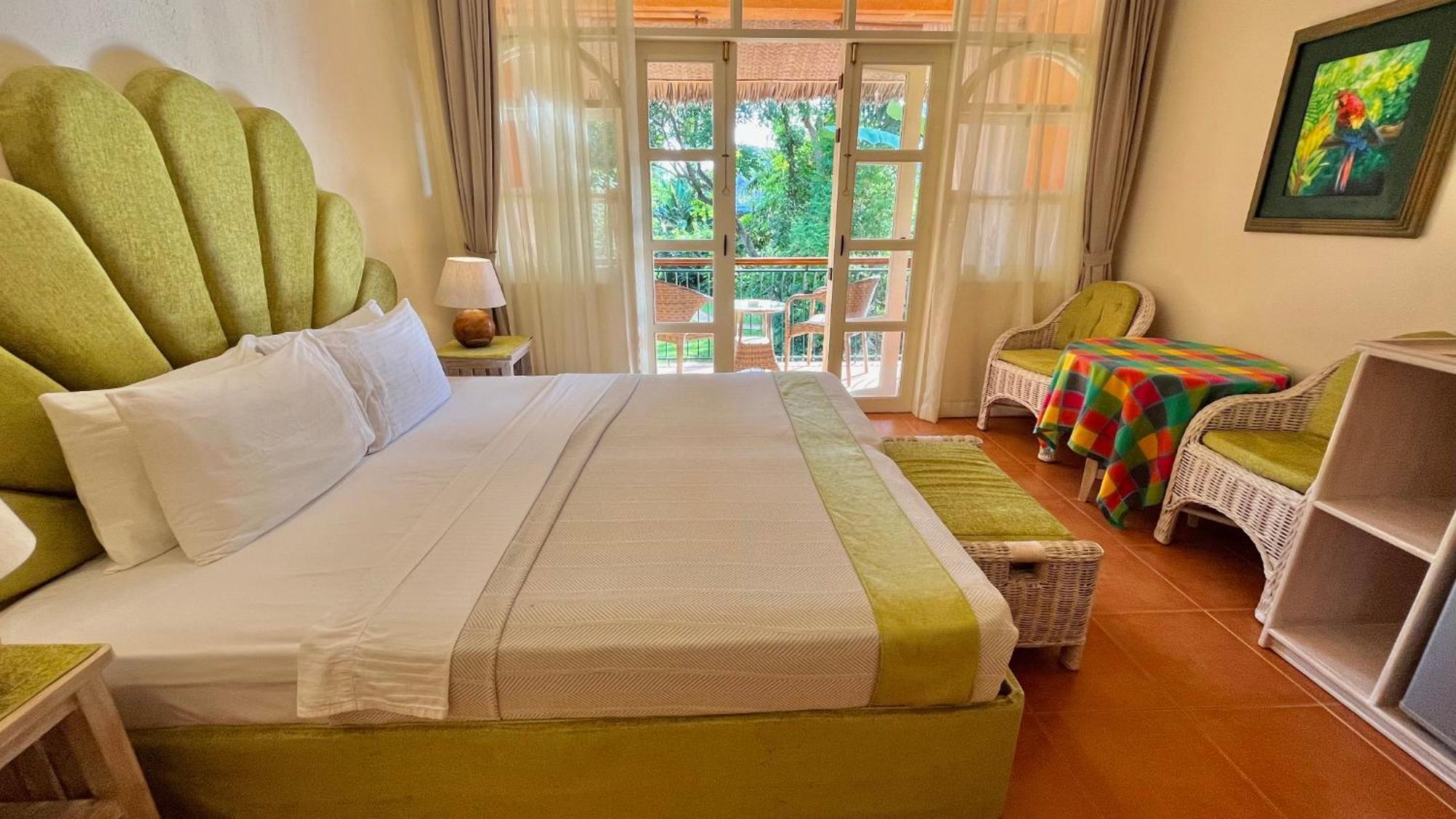 Coco Grove Beach Resort, Siquijor Island Номер фото A room at the hotel