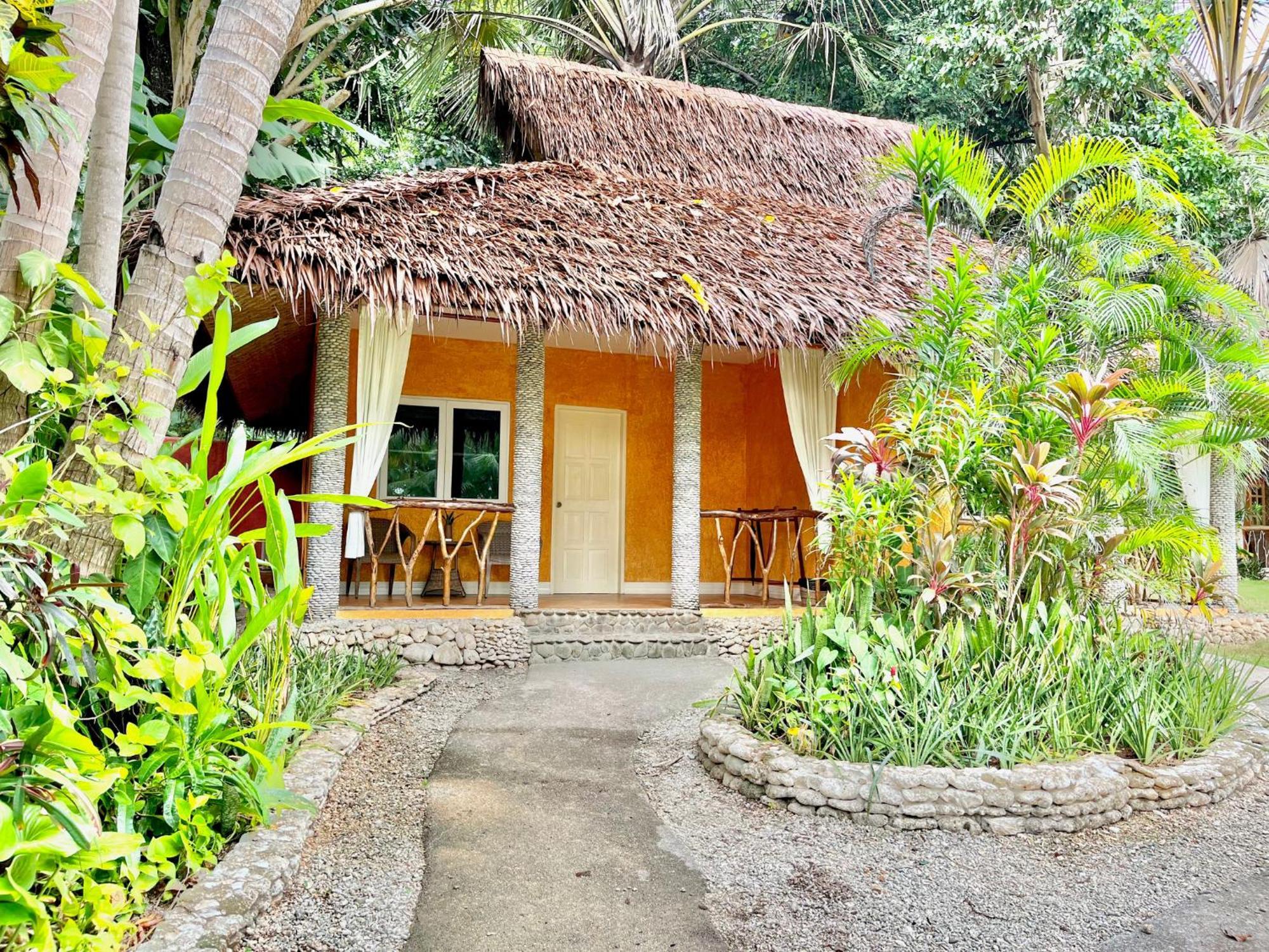 Coco Grove Beach Resort, Siquijor Island Номер фото A bungalow at the resort